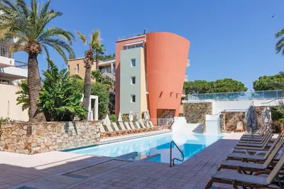 Piscine de l'établissement VAUBAN Superbe T2 avec Vue Port Antibes Résidence Haut de Gamme Clim Parking Privé Wi-Fi ou située à proximité