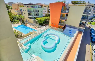 Piscine de l'établissement VAUBAN Superbe T2 avec Vue Port Antibes Résidence Haut de Gamme Clim Parking Privé Wi-Fi ou située à proximité