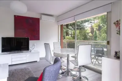 Télévision ou salle de divertissement dans l'établissement ESCURIAL Bel appart rénové proche Croisette et plage