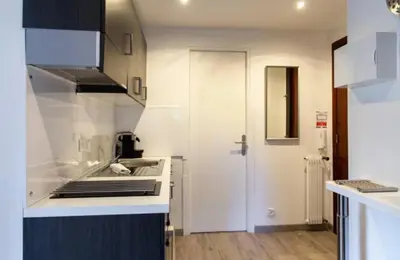 Cuisine ou kitchenette dans l'établissement ESCURIAL Bel appart rénové proche Croisette et plage