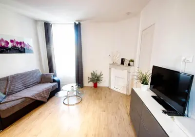 Télévision ou salle de divertissement dans l'établissement Lovely one bedroom apartment Gambetta Cannes