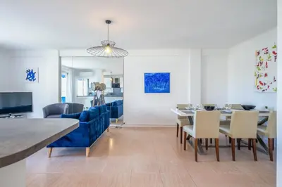 Télévision ou salle de divertissement dans l'établissement 2Br Apartment 100m from Beaches Terrace & Parking