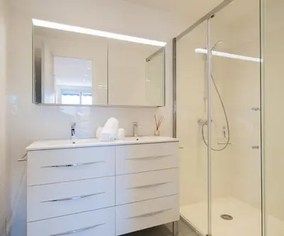 Salle de bains dans l'établissement 2Br Apartment 100m from Beaches Terrace & Parking