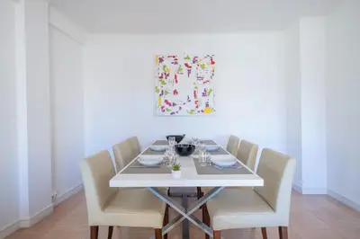Coin salon dans l'établissement 2Br Apartment 100m from Beaches Terrace & Parking