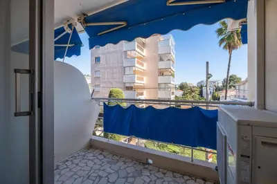 Balcon ou terrasse dans l'établissement 2Br Apartment 100m from Beaches Terrace & Parking