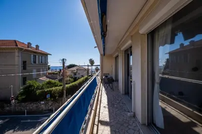 Balcon ou terrasse dans l'établissement 2Br Apartment 100m from Beaches Terrace & Parking