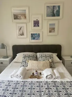 Un ou plusieurs lits dans un hébergement de l'établissement Cap d'Antibes 50m from the beach 3 bedrooms/Pool