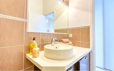 Salle de bains dans l'établissement Le Capri - Studio Wifi Californie