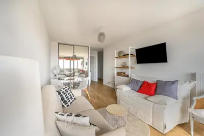 Coin salon dans l'établissement Bright Apt With Balcony And Sea View