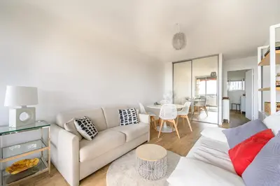 Coin salon dans l'établissement Bright Apt With Balcony And Sea View