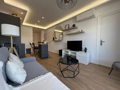 Télévision ou salle de divertissement dans l'établissement Cosy 2 bedrooms apartment Croisette