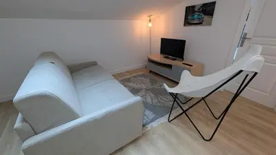 Télévision ou salle de divertissement dans l'établissement La Fontaine