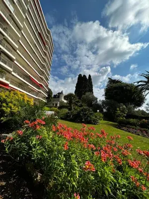 Jardin de l'établissement Studio with a panoramic view at the top floor of a residence with a pool