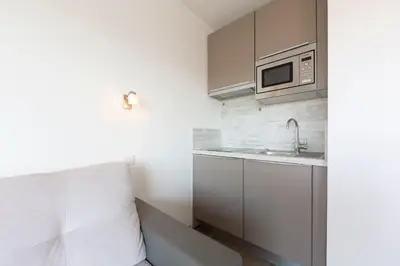Cuisine ou kitchenette dans l'établissement Studio with a panoramic view at the top floor of a residence with a pool