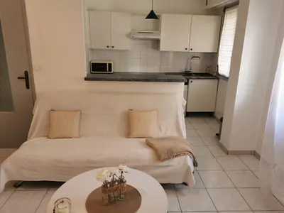 Cuisine ou kitchenette dans l'établissement studio de 35m² entre antibes et juan les pins
