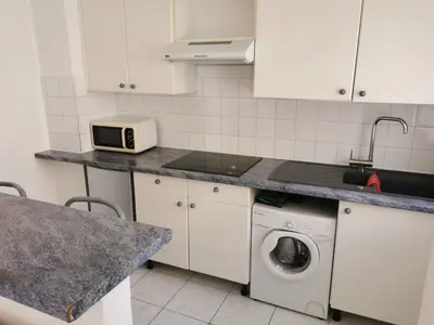 Cuisine ou kitchenette dans l'établissement studio de 35m² entre antibes et juan les pins