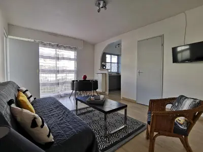 Télévision ou salle de divertissement dans l'établissement Grand studio de 33m² à 300m des plages