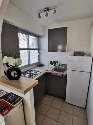 Cuisine ou kitchenette dans l'établissement Grand studio de 33m² à 300m des plages