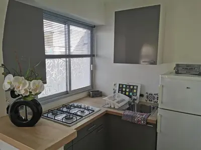 Cuisine ou kitchenette dans l'établissement Grand studio de 33m² à 300m des plages