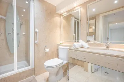 Salle de bains dans l'établissement Le Parisien by Winsome Destination