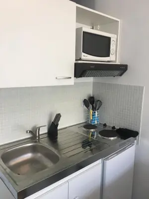 Cuisine ou kitchenette dans l'établissement Cannes center terrace AC Wifi 200 m from sea behind Martinez