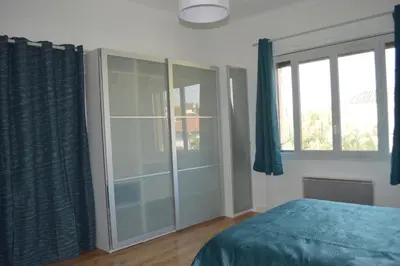 Un ou plusieurs lits dans un hébergement de l'établissement Villa à Golfe Juan