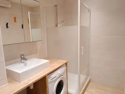Salle de bains dans l'établissement Deux pièces climatisé avec splendide vue cœur du vieil Antibes