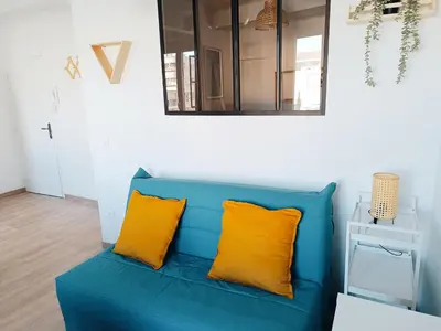 Coin salon dans l'établissement Deux pièces climatisé avec splendide vue cœur du vieil Antibes