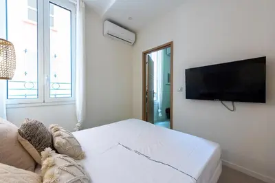 Télévision ou salle de divertissement dans l'établissement Cozy apartment Juan-Les-Pins - 300m Beach