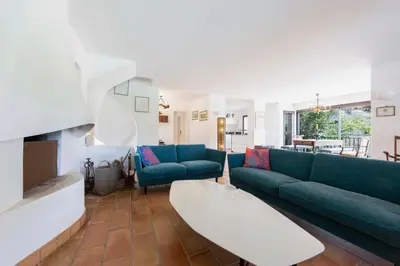 Coin salon dans l'établissement Large Provencal villa with swimming pool in lush greenery LIVE IN CANNES