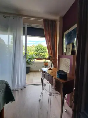 Coin salon dans l'établissement 80m2 dans Parc Classé, Piscine, Calme, 5mn de Cannes