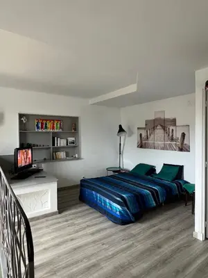 Un ou plusieurs lits dans un hébergement de l'établissement Appartement Rez-de-jardin dans une maison avec piscine