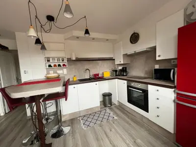 Cuisine ou kitchenette dans l'établissement Appartement Rez-de-jardin dans une maison avec piscine