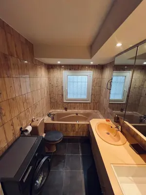 Salle de bains dans l'établissement Appartement Rez-de-jardin dans une maison avec piscine