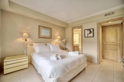 Un ou plusieurs lits dans un hébergement de l'établissement IMMOGROOM - 2 BR - Air conditioning - Wifi - Terrace - Common parking