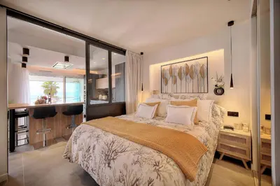 Un ou plusieurs lits dans un hébergement de l'établissement Cannes Luxury Rental - Stunning sea front apartment
