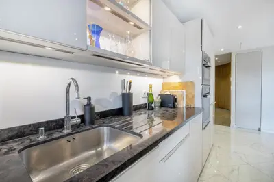 Cuisine ou kitchenette dans l'établissement CROISETTE - 2 Pièces rénové avec vue Mer