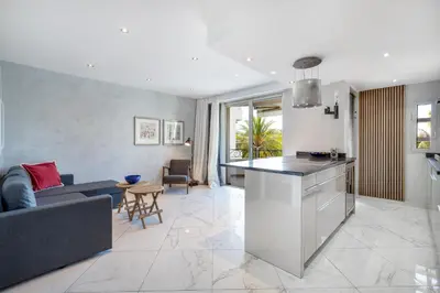 Cuisine ou kitchenette dans l'établissement CROISETTE - 2 Pièces rénové avec vue Mer