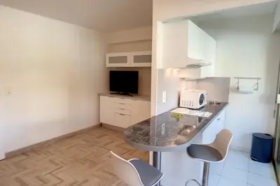 Cuisine ou kitchenette dans l'établissement HENRI CAMILLE REAL ESTATE - Latour - Studio 150m Martinez