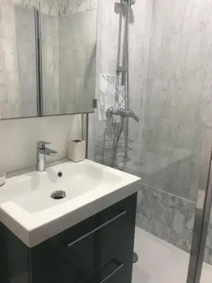 Salle de bains dans l'établissement Studio Résidence Le Tanit