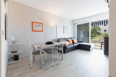 Coin salon dans l'établissement Florida 35m studio with sea views close to the Croisette
