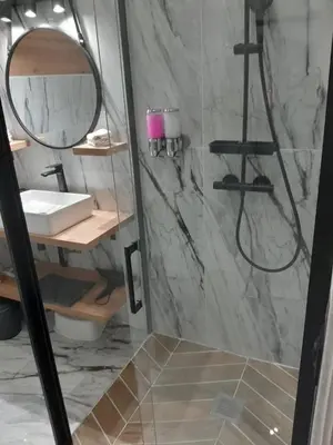 Salle de bains dans l'établissement Le Cocon des Artistes - Coeur de Cannes - Spacieux - Terrasse - Clim