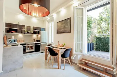 Cuisine ou kitchenette dans l'établissement Le Cocon des Artistes - Coeur de Cannes - Spacieux - Terrasse - Clim