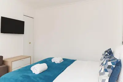 Un ou plusieurs lits dans un hébergement de l'établissement Bleu Croisette YourHostHelper