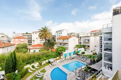 Piscine de l'établissement Bleu Croisette YourHostHelper ou située à proximité