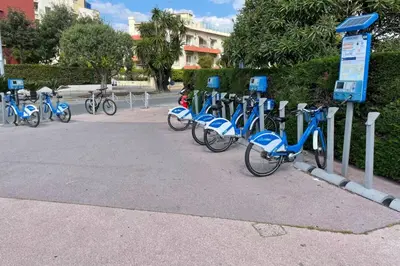Vélo sur le terrain de l'établissement Le Pied Dans L'eau - Parking - Bord de mer - Hippodrome ou dans les environs