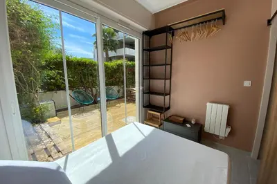 Un ou plusieurs lits dans un hébergement de l'établissement Jardin Secret idéal congres et vacances LIVE IN CANNES