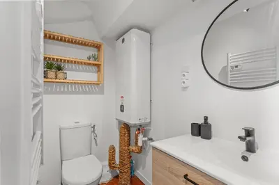 Salle de bains dans l'établissement Cosy Studio, Cannes centre