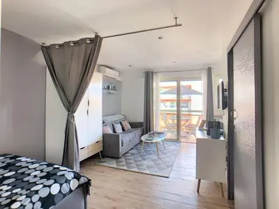 Un ou plusieurs lits dans un hébergement de l'établissement Juan Les Pins Centre - Studio Neuf Avec Terrasse - 3 Mins Des Plages - Jazz Apartment