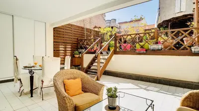 Coin salon dans l'établissement Cannes : superbe terrasse rue d'Antibes